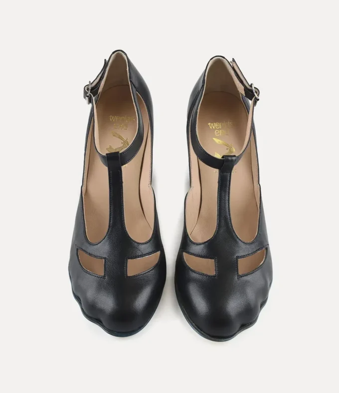 Buty z paskiem w kształcie litery T